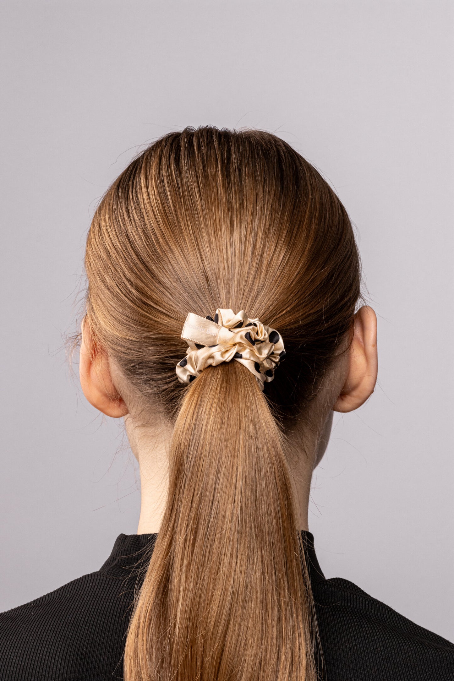 Hedvábná gumička Medium Polka Dot – Béžová